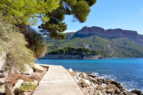 Quels sont les types d'hébergement disponibles en camping dans le Sud de la France ?