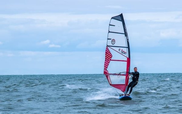 Les secrets de l'Almanarre à Hyères : Guide complet pour les amateurs de glisse et de détente